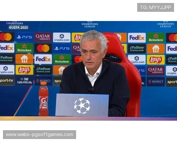 穆里尼奥被罚离场瞬间：狂人抗议裁判的经典画面再现